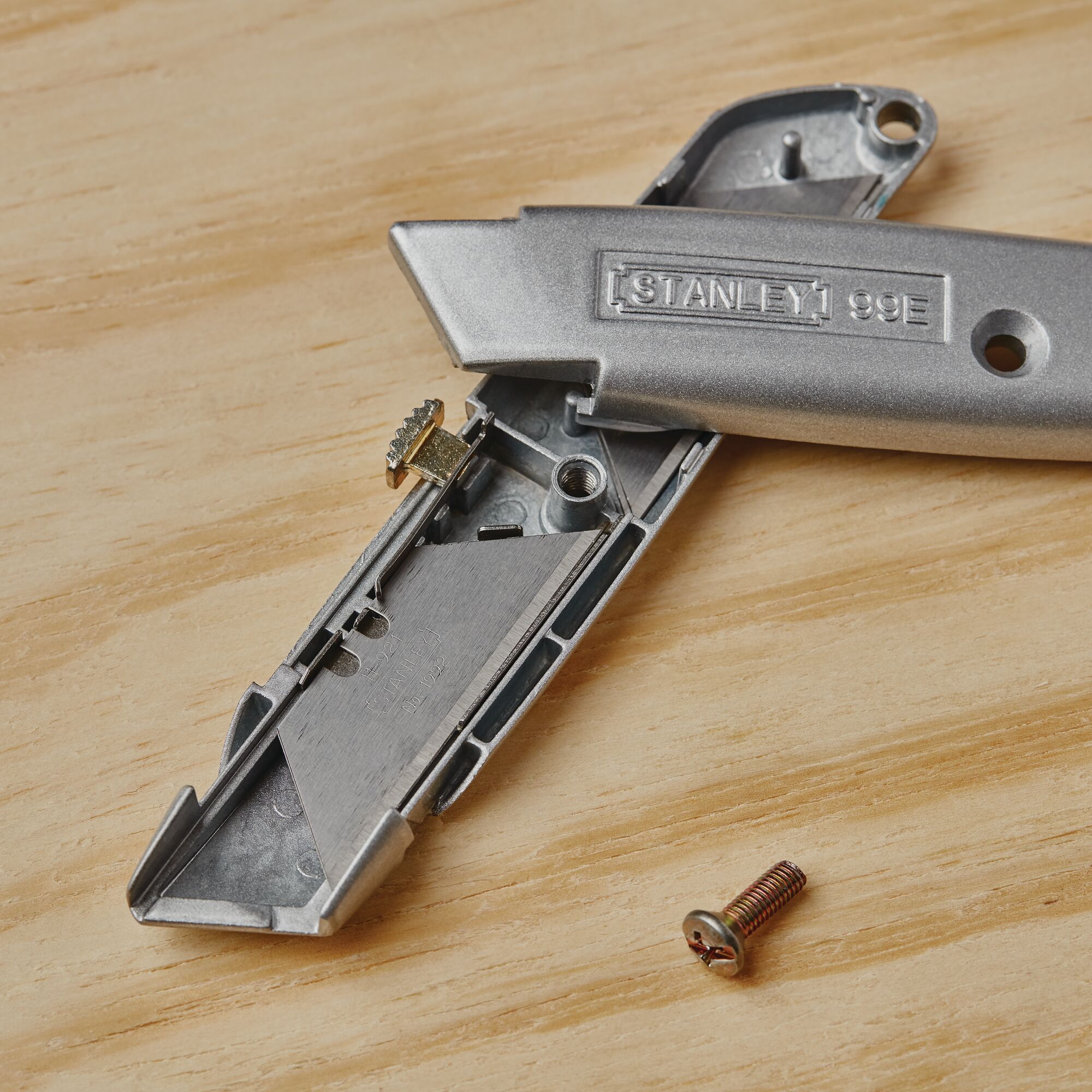 Profile of Interlocking nose feature of 6 Inch Classic 99 retractable utility knife.
