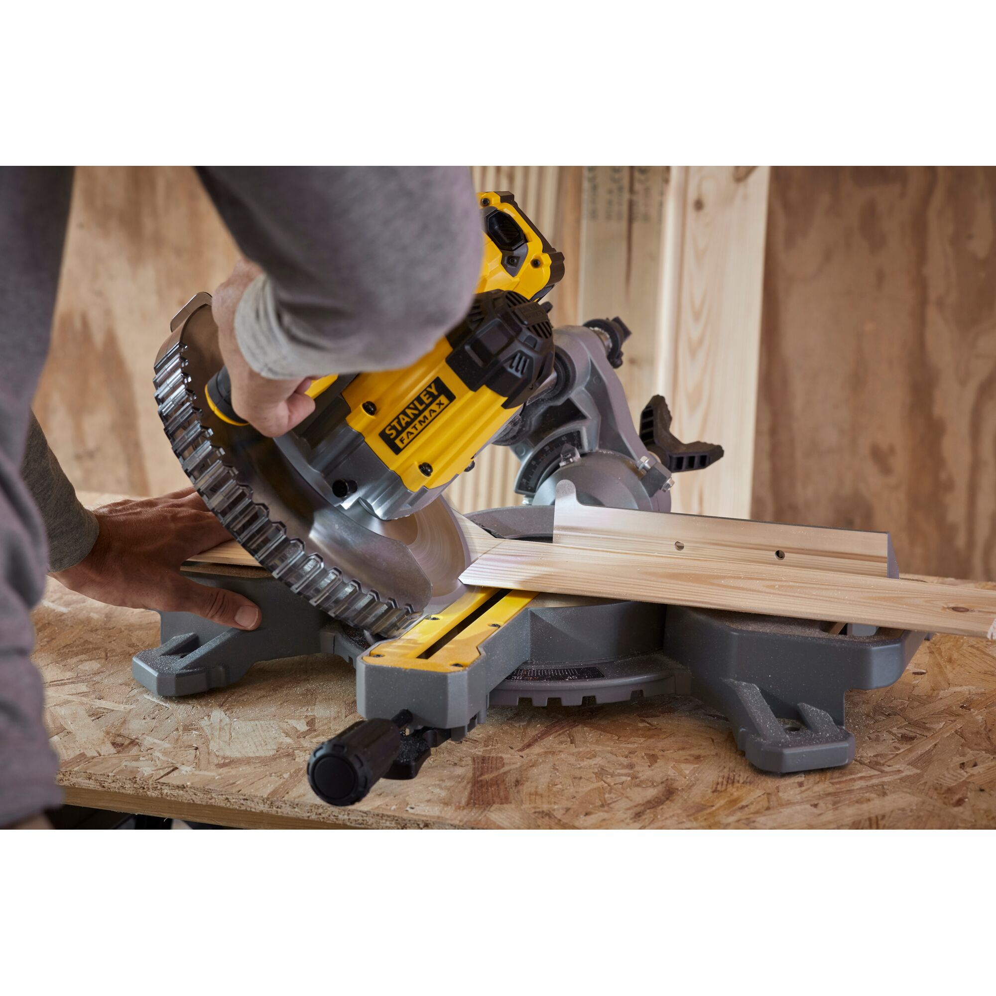 แท่นตัดไม้องศาไร้สาย 7" FATMAX 20V  ตัวเปล่า