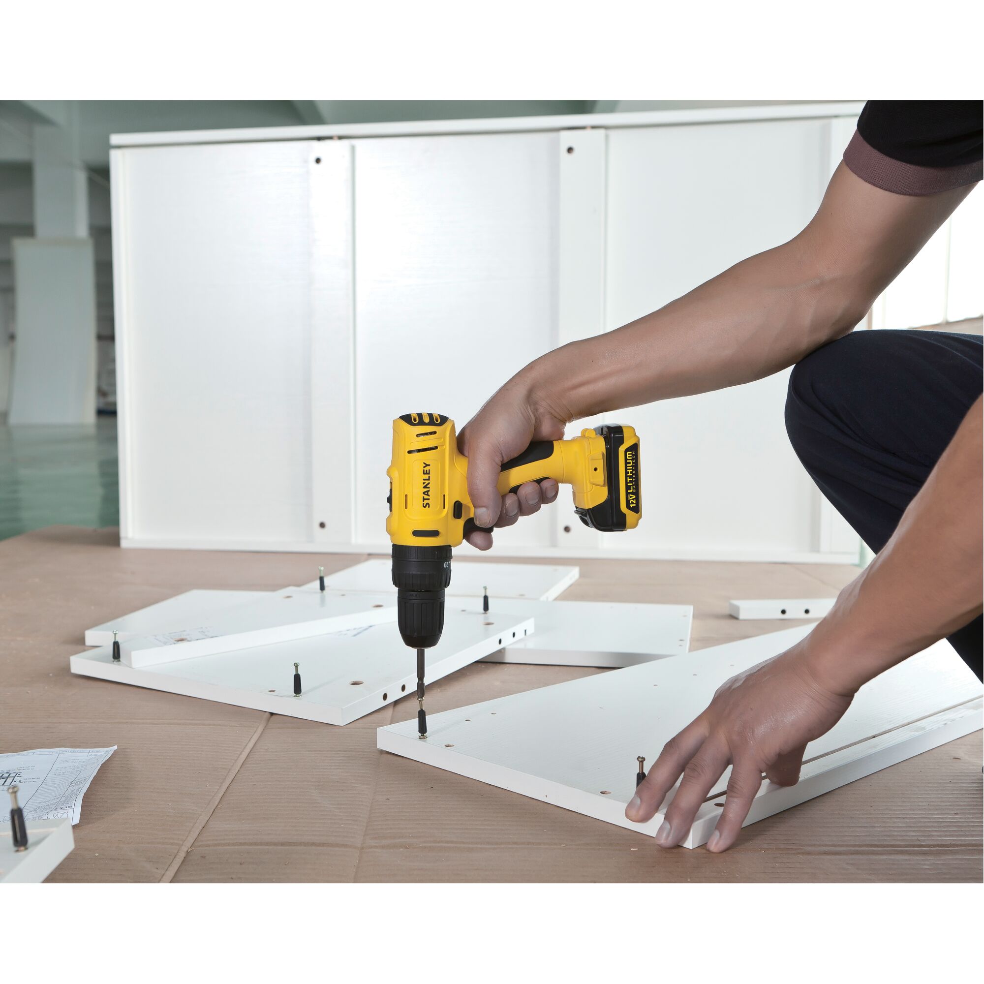 ไขควงกระแทกไร้สาย 10 มม. + กระเป๋าพกพา + ปลั๊กไฟ