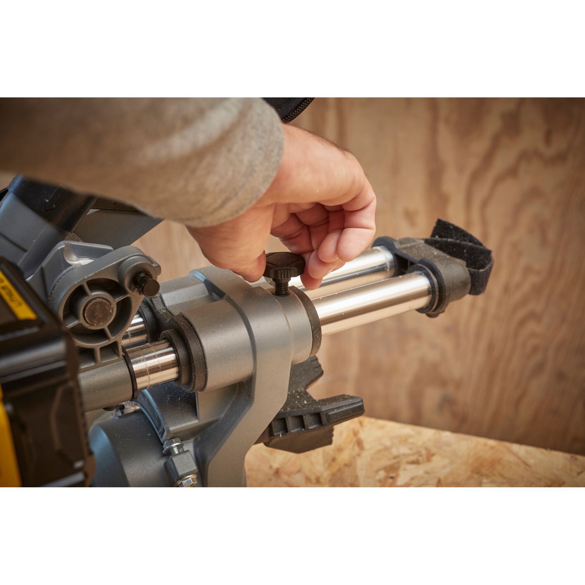 แท่นตัดไม้องศาไร้สาย 7" FATMAX 20V  ตัวเปล่า