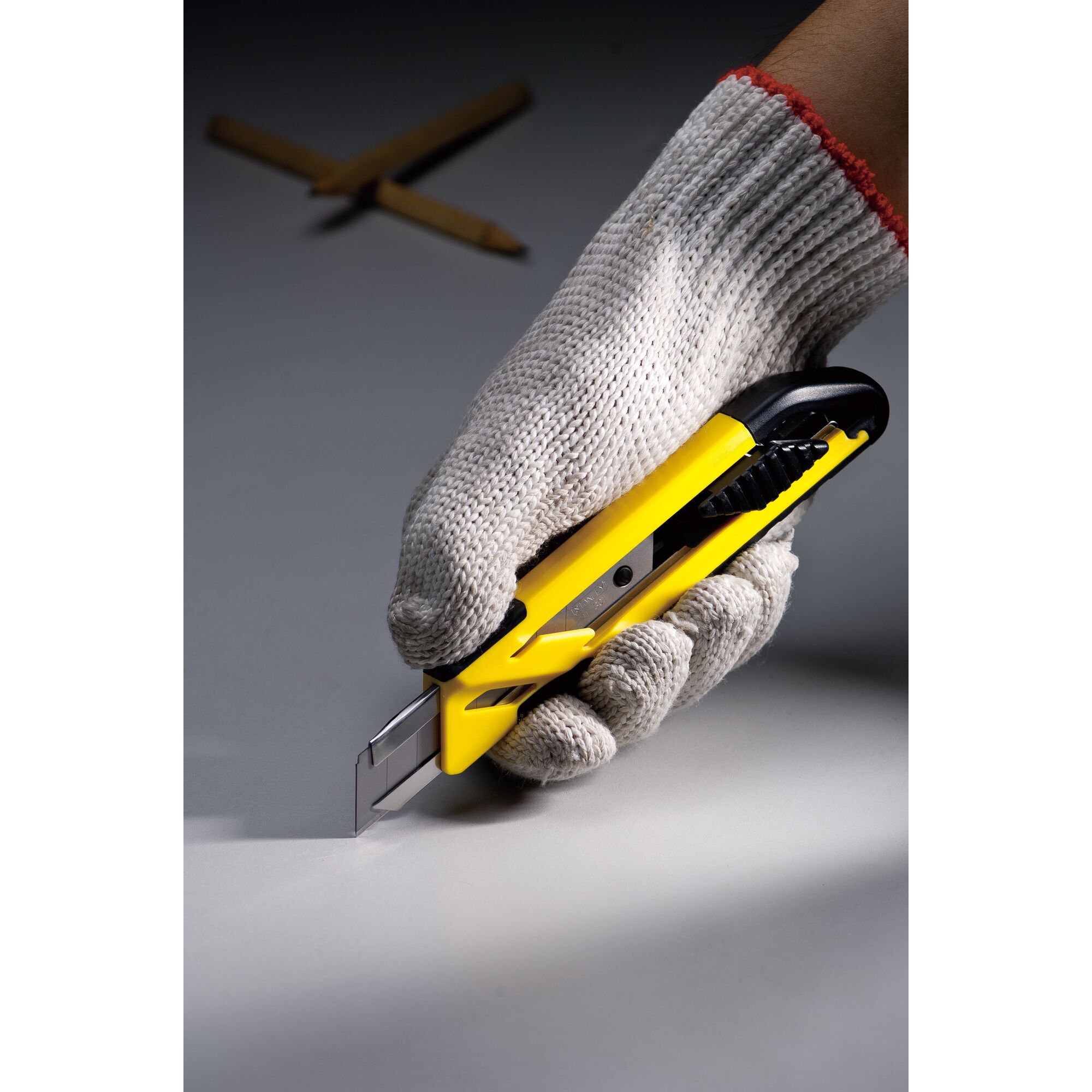 มีดคัตเตอร์รุ่นโปร แบบออโต้ล็อค 18 มม.