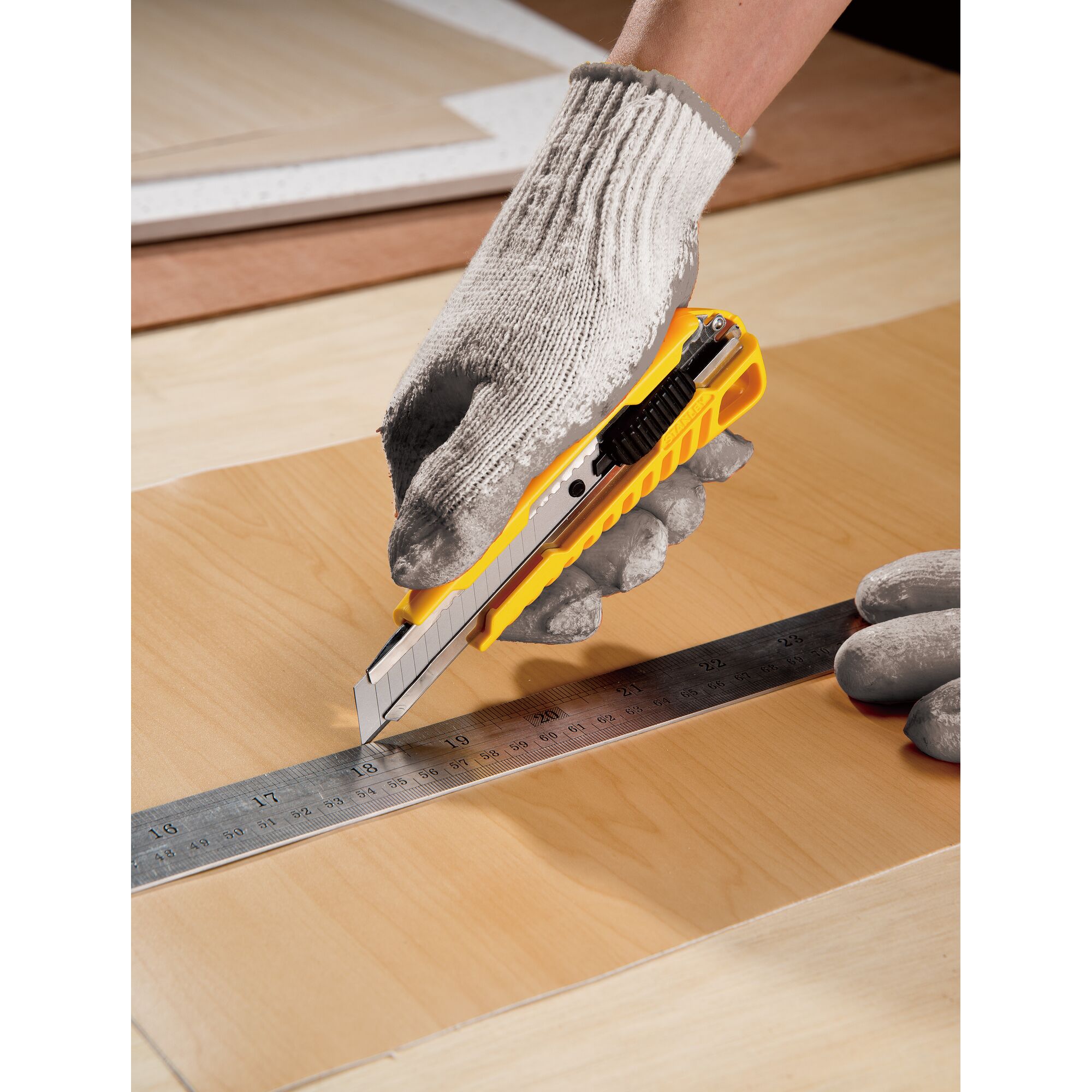 มีดคัตเตอร์ 18 มม.