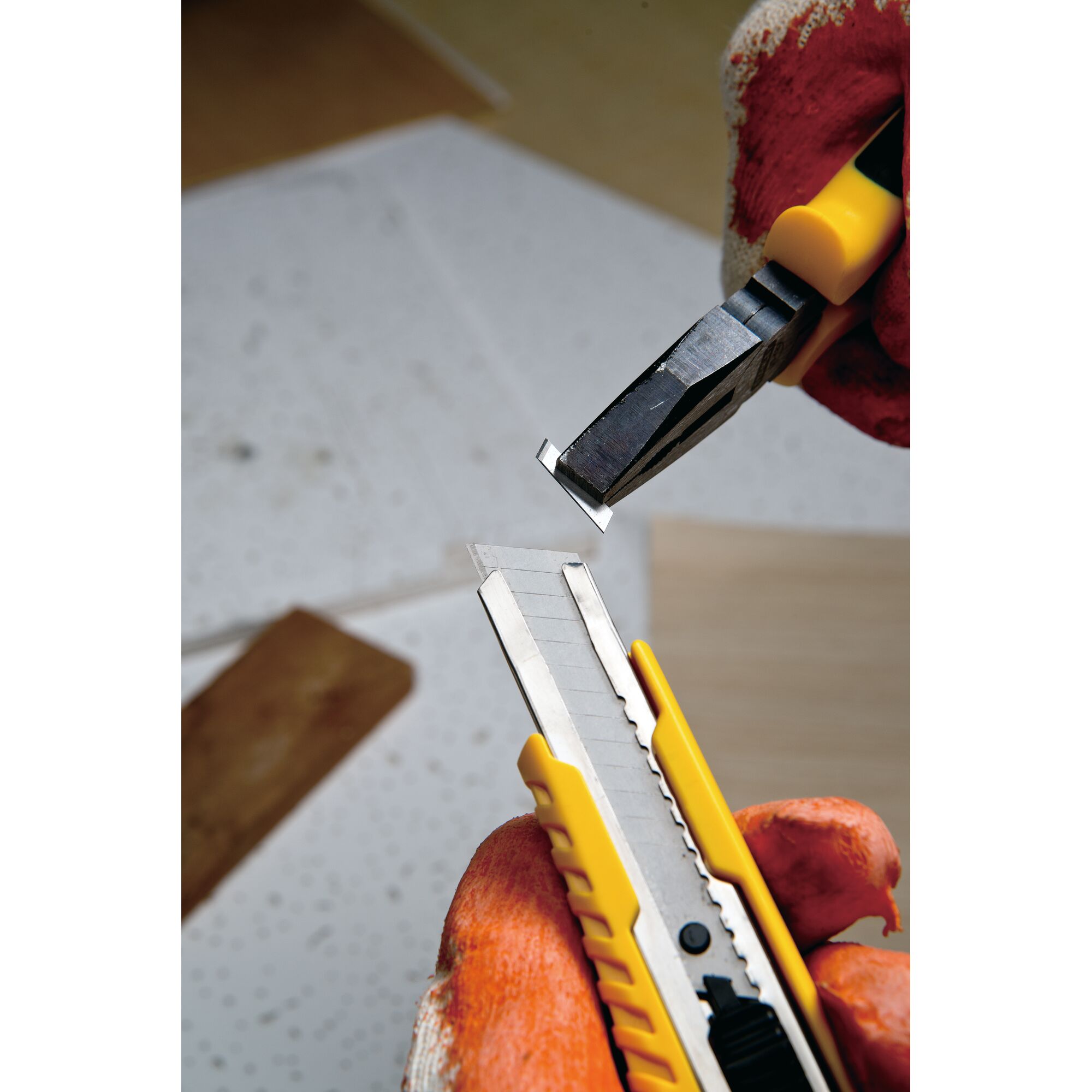 มีดคัตเตอร์ 18 มม.