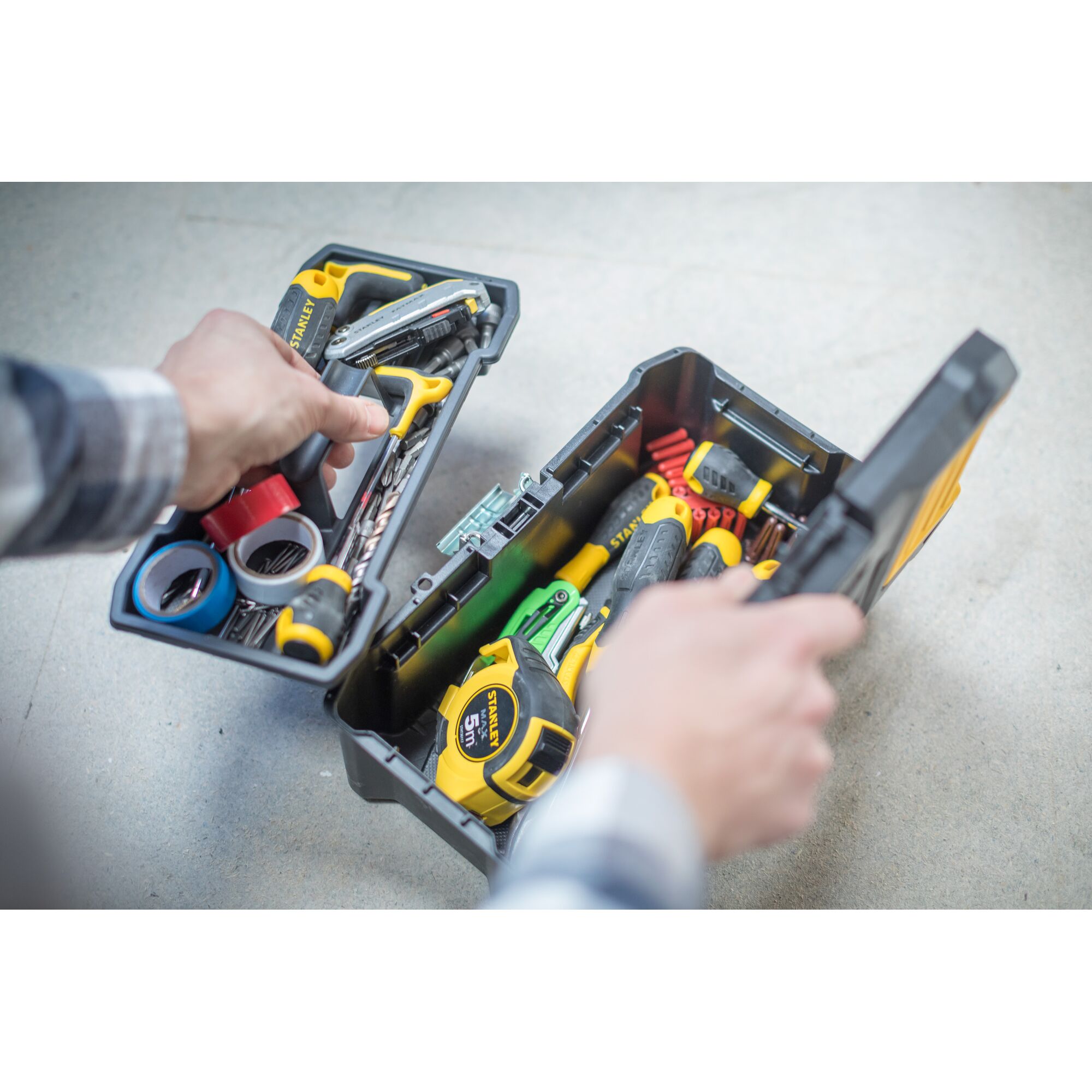 กล่องใส่เครื่องมือช่าง STANLEY รุ่น ESSENTIAL METAL LATCH