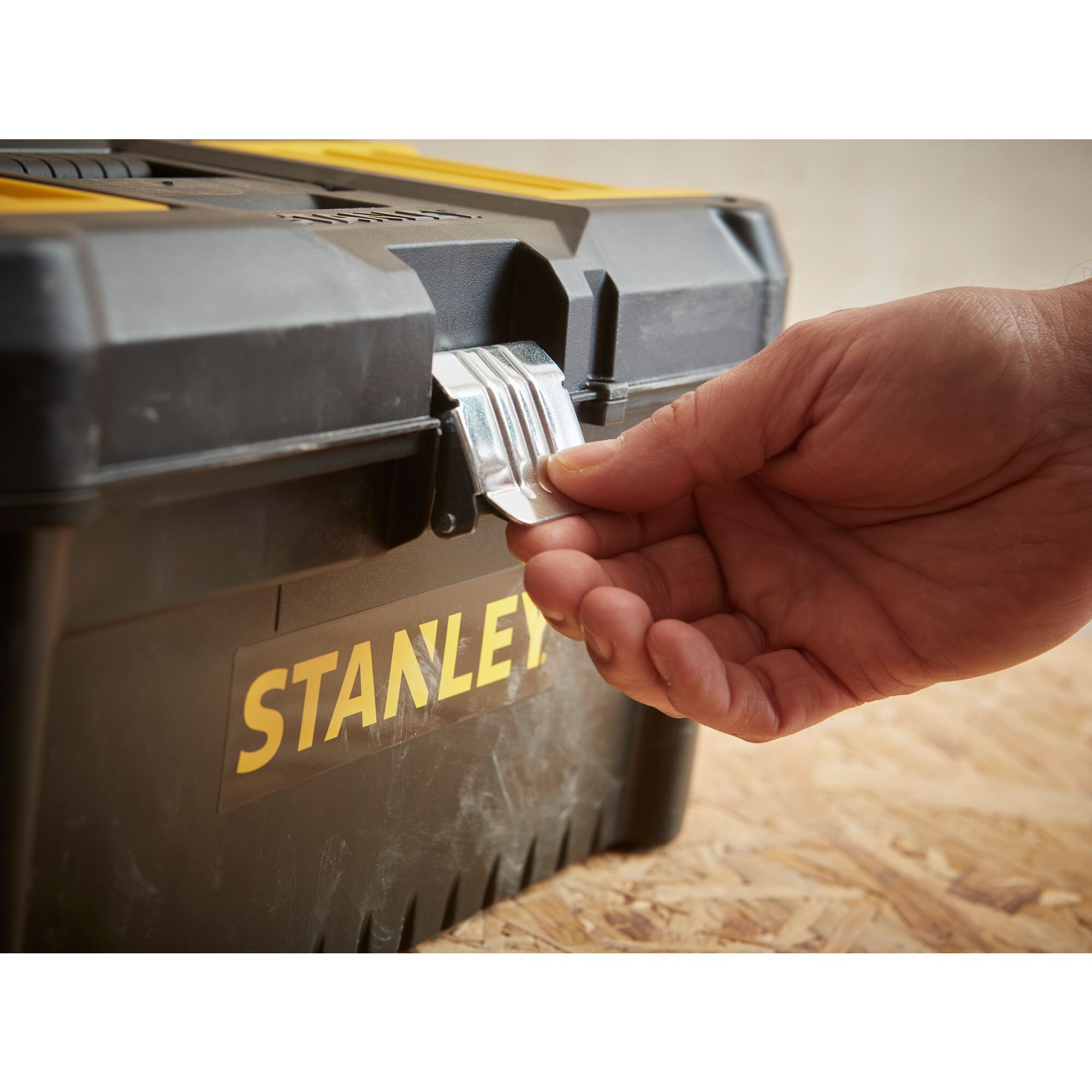 กล่องใส่เครื่องมือช่าง 16 นิ้ว รุ่น ESSENTIAL METAL LATCH TOOLBOXES