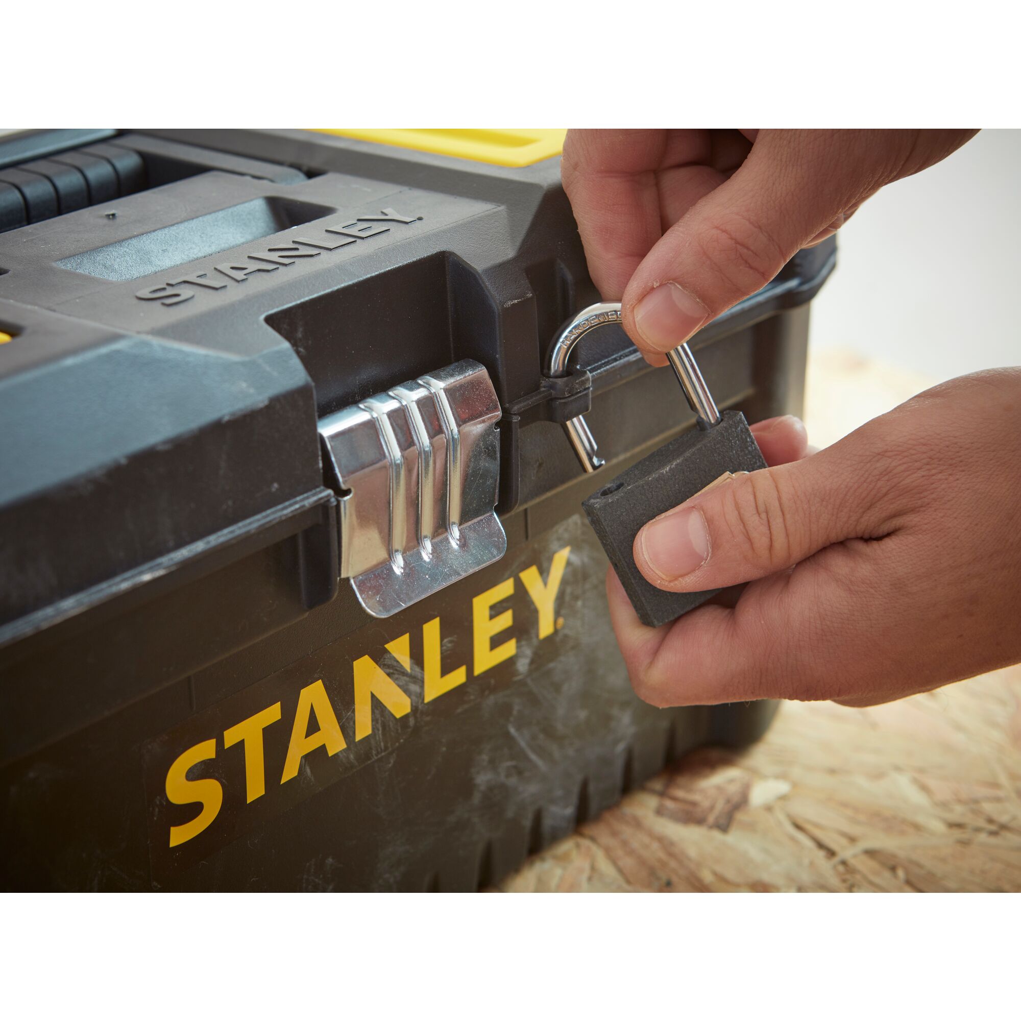 กล่องใส่เครื่องมือช่าง 16 นิ้ว รุ่น ESSENTIAL METAL LATCH TOOLBOXES