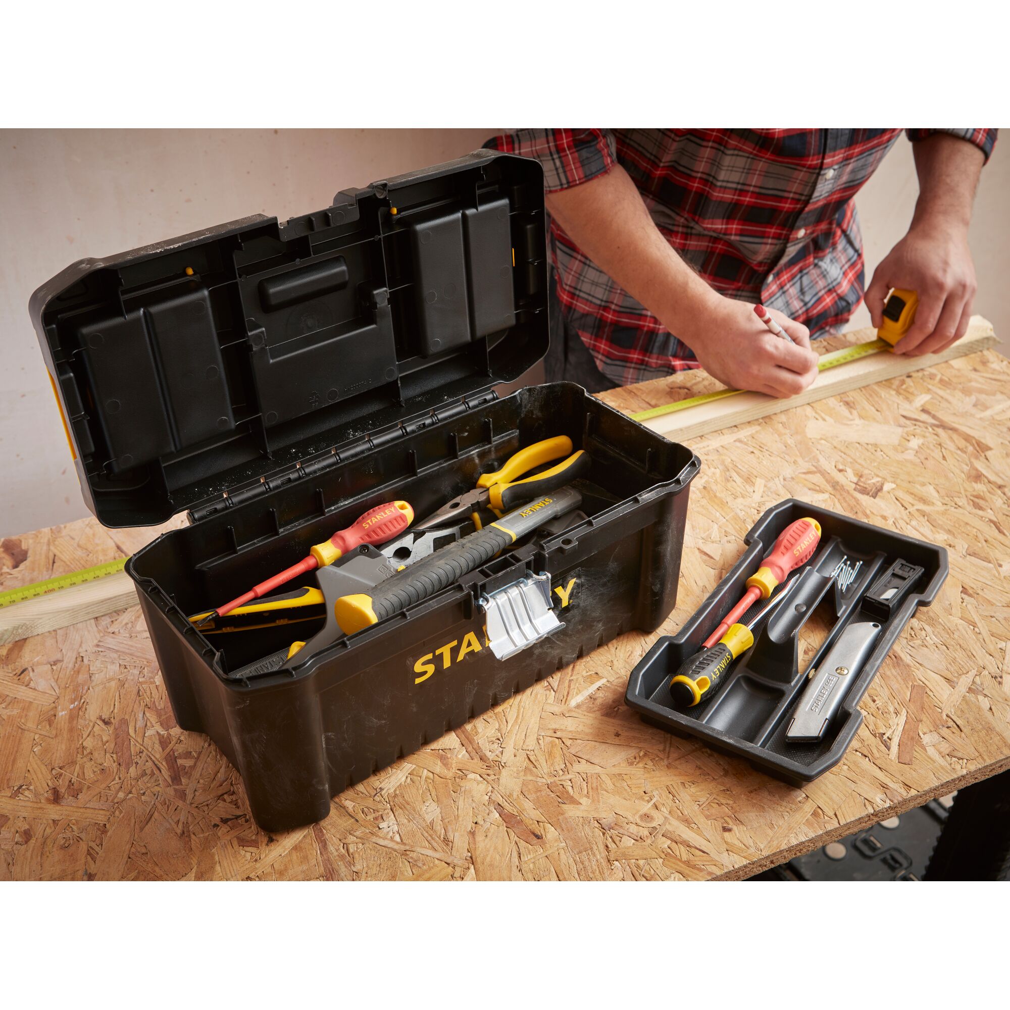 กล่องใส่เครื่องมือช่าง 16 นิ้ว รุ่น ESSENTIAL METAL LATCH TOOLBOXES
